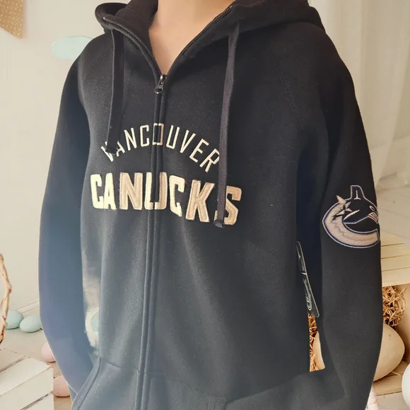 Vancouver Canucks NHL Zip Hoodie Black Spellout Logo Women’s Large NWT - Picture 4 of 9